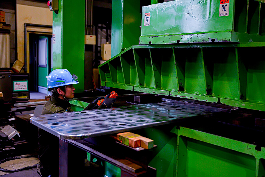 門型300トンプレスのイメージ